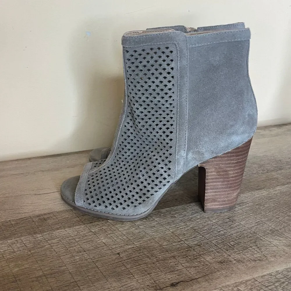 NWT Lucky Brand Lakyn Peep Toe Perforated Heeled Bootie women’s size 9 - Picture 3 of 8